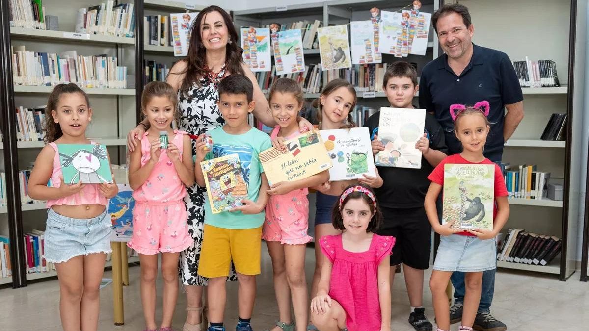 El delegado de Cultura, Antonio Vélez, en el taller de verano de la biblioteca de La Antigua de Mérida.