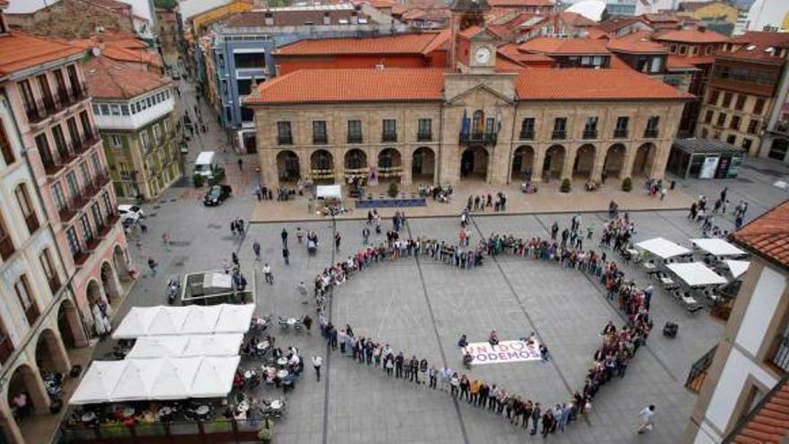 Corazón formado por los asistentes al inicio de campaña de Unidos Podemos en la plaza de España de Avilés.