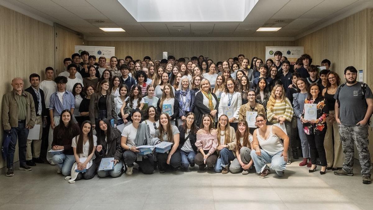 Foto de grup de l'alumnat i el professorat participant al SWICEU 2026.
