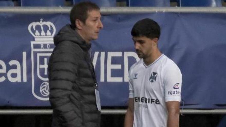 Carlos Pomares, cruzándose con Ramis tras ser expulsado en Oviedo. | | LOF