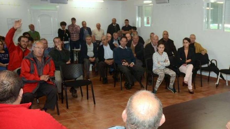 Asamblea celebrada ayer por los comuneros de San Martiño de Vilaboa.  // Rafa Vázquez