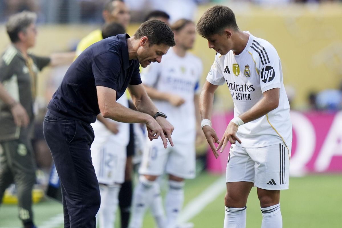 Xabi Alonso trata de explicar a Arda Guler el posicionamiento del equipo en la semifinal del Mundial de Clubes ante el PSG