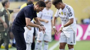Xabi Alonso trata de explicar a Arda Guler el posicionamiento del equipo en la semifinal del Mundial de Clubes ante el PSG