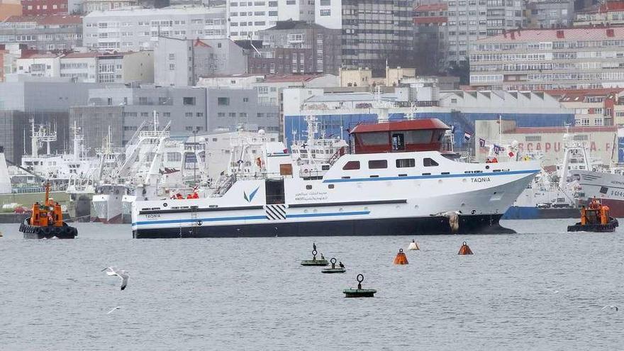 El buque oceanográfico &quot;Taqnia Damman&quot;, ayer, en el momento de su botadura en Freire. // Ricardo Grobas