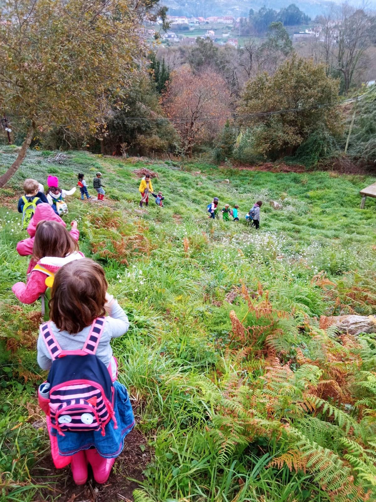 Alumnos de una escuela bosque cercana, en Vincios, en plena jornada lectiva.