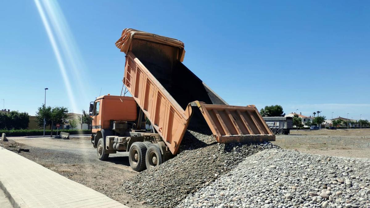 Las máquinas trabajan estos días para trasladar materiales que depositan en una parcela municipal de Almenara.