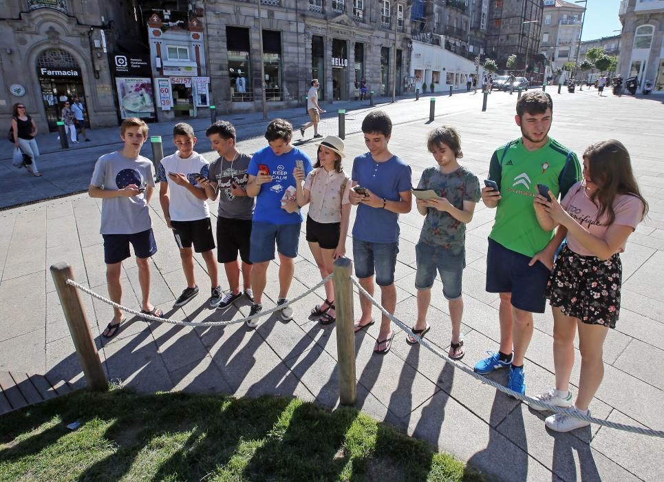 Un grupo de entrenadores capturan Pokemon en la Praza da Princesa