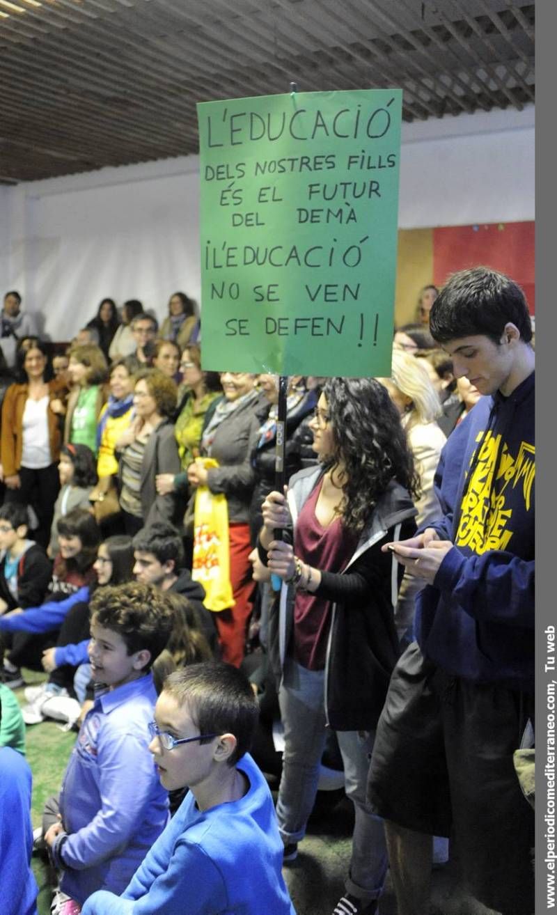 GALERÍA DE FOTOS - Encierros en protesta por supresión de líneas en valenciano