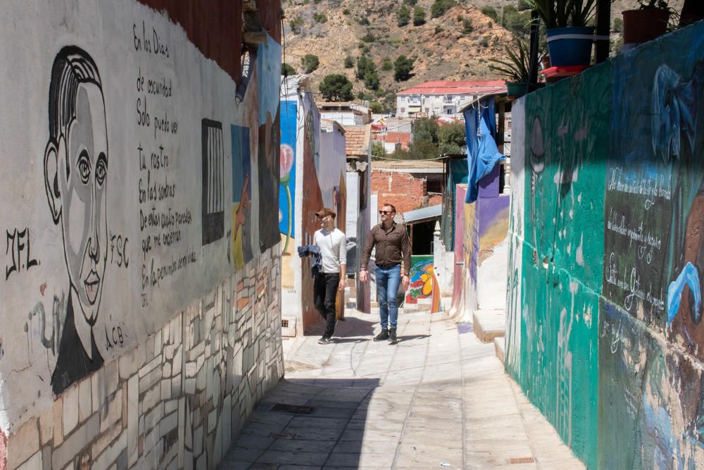 Más de doscientos murales en homenaje a Miguel Hernández engalanan el barrio de San Isidro de Orihuela