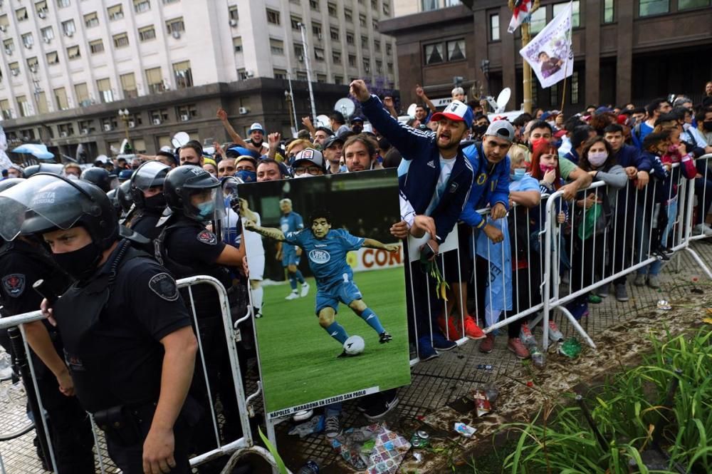 Argentina plora a Maradona en una vetlla multitudinària