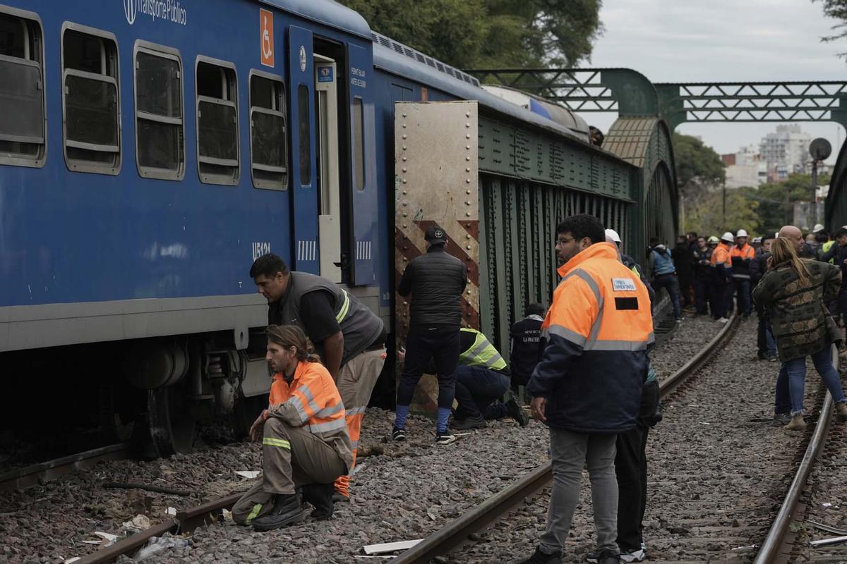 Tren de pasajeros se estrelló contra un tren de mantenimiento en Buenos Aires, dejando al menos 30 personas hospitalizadas, dos de las cuales estaban en estado grave