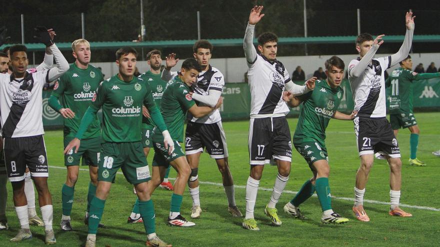 Los jugadores de ambos equipos, en un saque de esquina. |  Iñaki Osorio