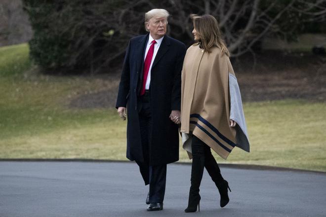 Melania Trump con capa de lana de Chloé