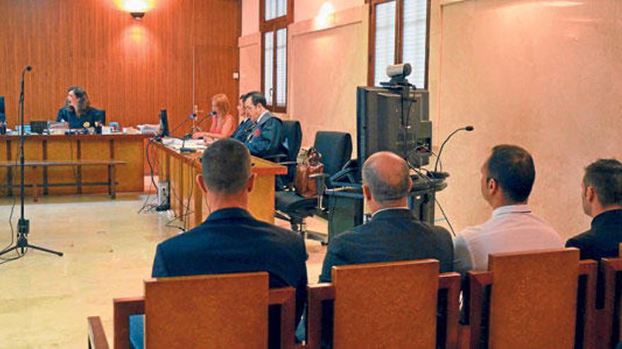 Los implicados en la riña, ayer durante la vista oral en la Audiencia de Palma.