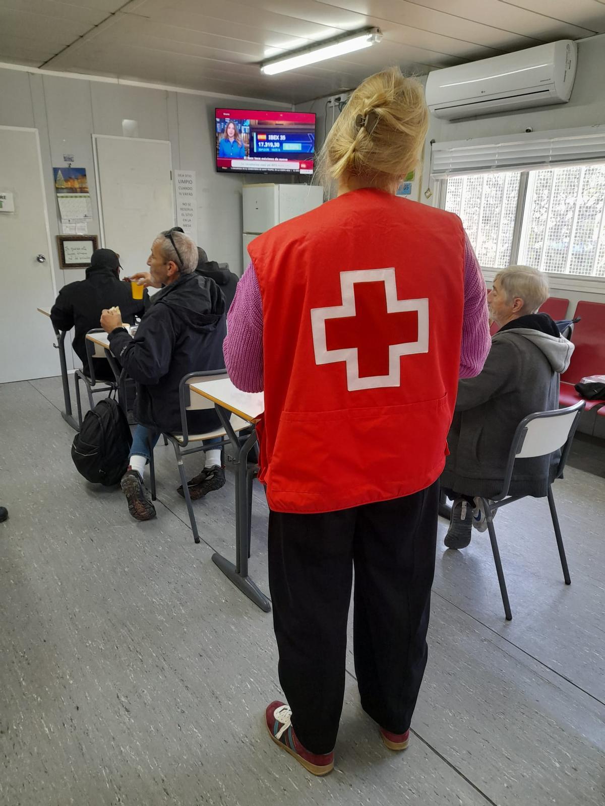 Varios comensales durante la comida de Cruz Roja con motivo de la Nochevieja