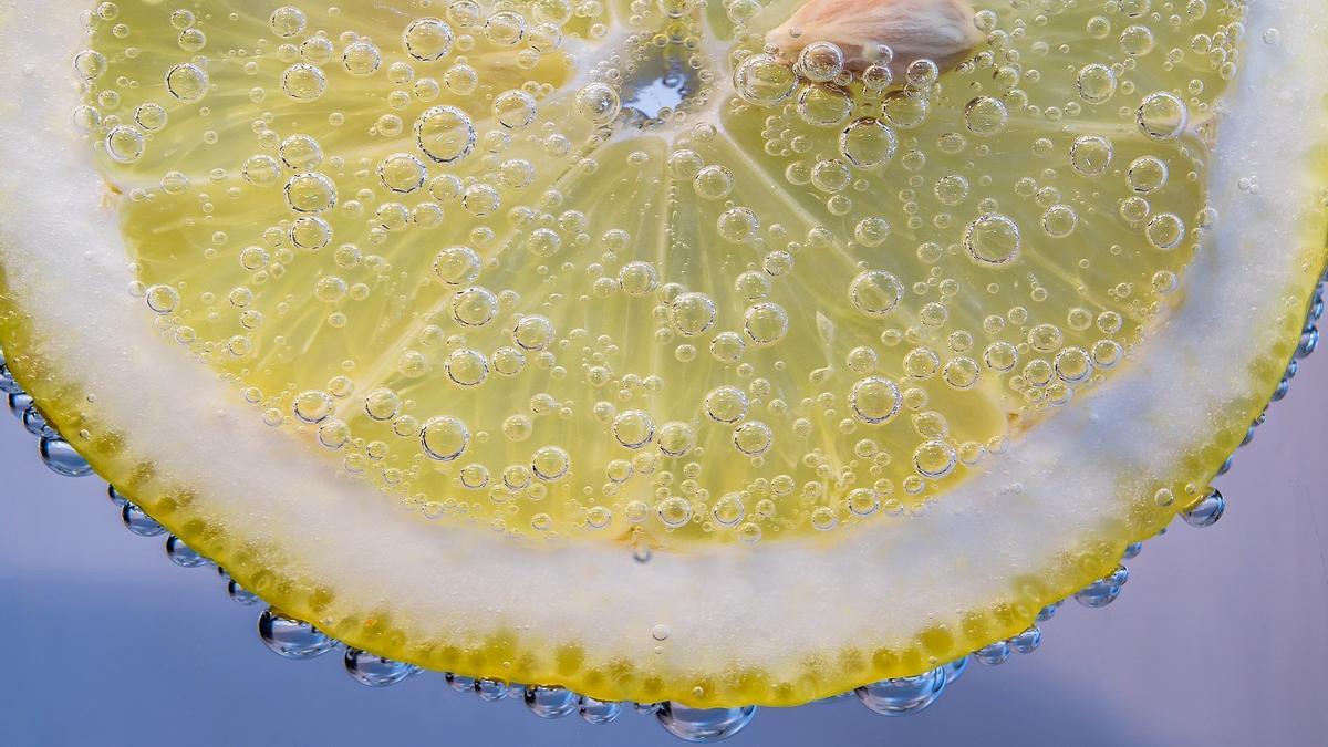 El limón es un potente antioxidante y muy refrescante.