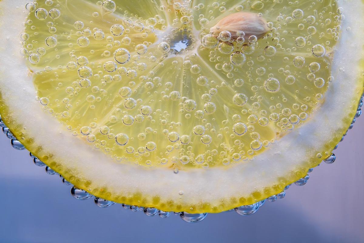 El limón es un potente antioxidante y muy refrescante.