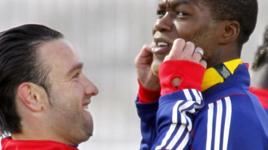 Valbuena y Cissé bromean en un entrenamiento con Francia.