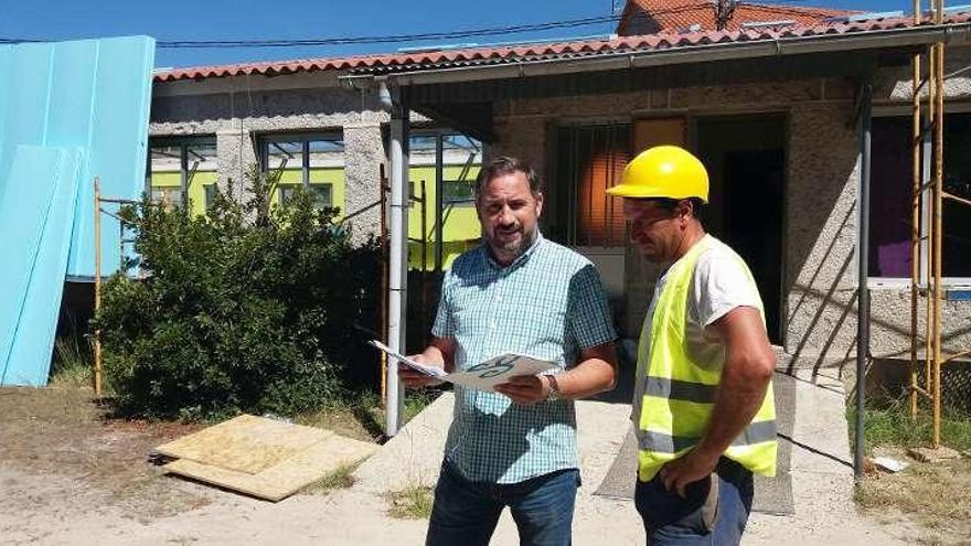 El alcalde, Marcos Besada, supervisando las obras. // DBM