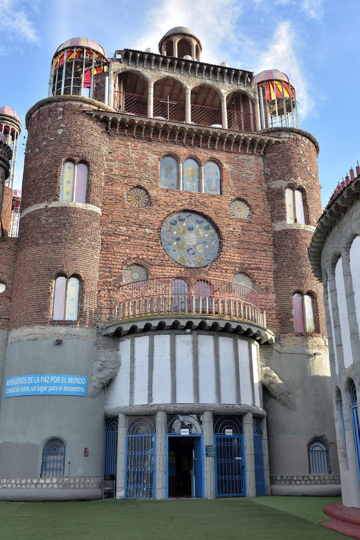 La fachada principal de la Catedral de Justo
