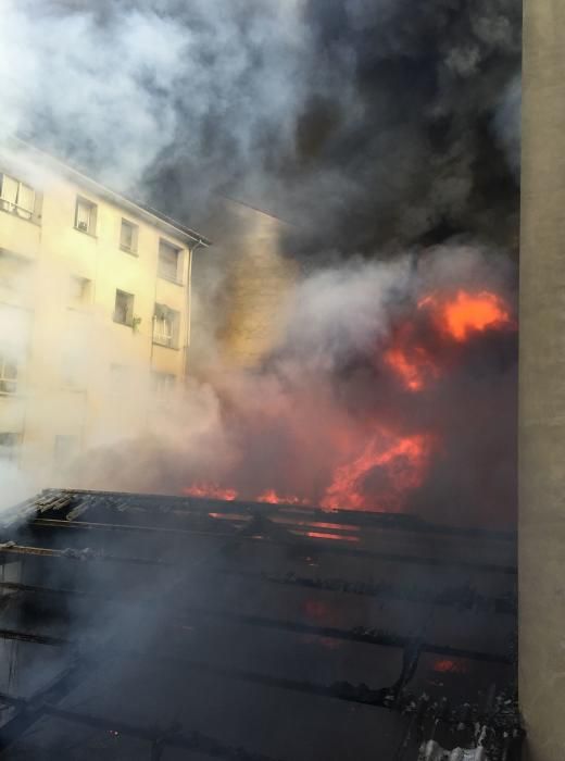 Incendio en un bazar chino de Oviedo.