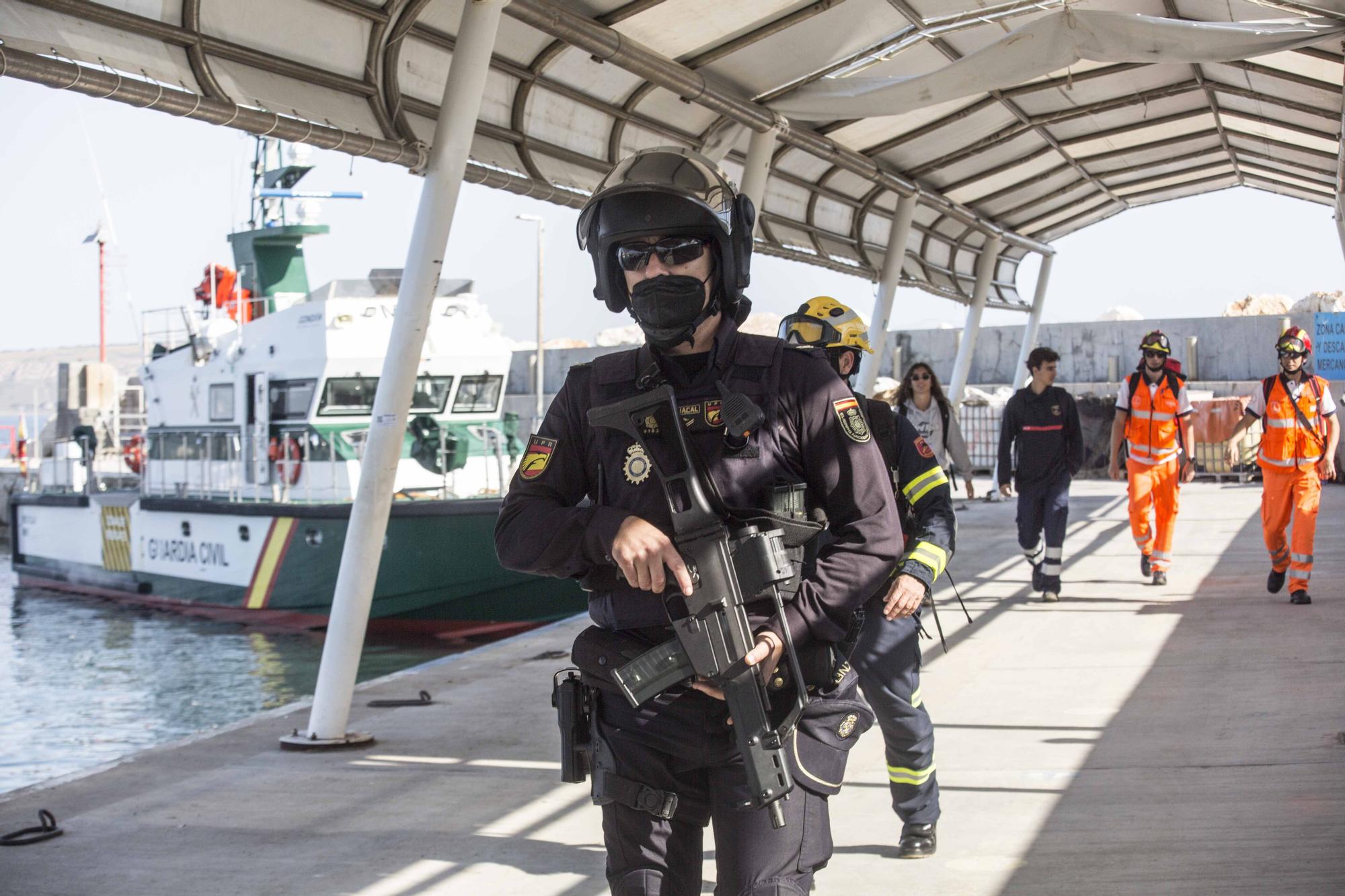 El GAR de la Guardia Civil y el Servicio de Prevención y Extinción de Incendios de los Bomberos de Alicante protagonizan en Tabarca un llamativo simulacro de emergencia