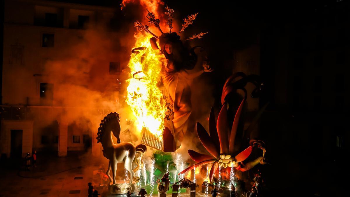 La Hoguera Oficial &quot;Geoda&quot; arde en la plaza del Ayuntamiento de Alicante, el pasado junio.