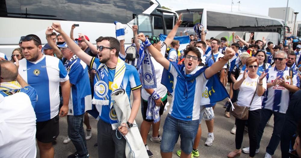 Barcala recibe a la afición del Hércules CF antes del partido de vuelta ante el Ponferradina.