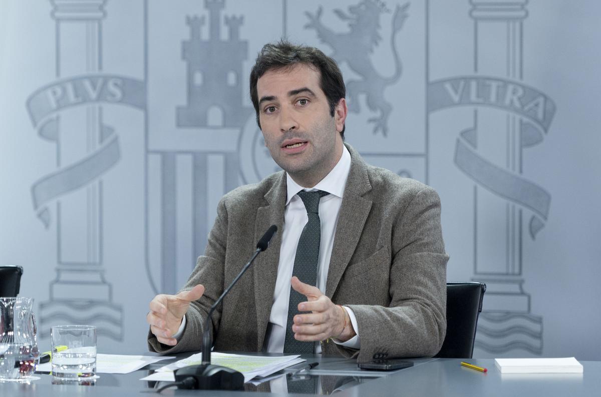 El ministro de Economía, Comercio y Empresa, Carlos Cuerpo, durante una rueda de prensa posterior a la reunión del Consejo de Ministros, en el Palacio de la Moncloa, a 19 de marzo de 2024, en Madrid (España).
