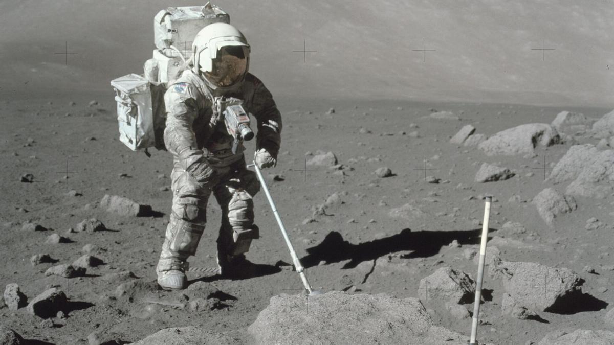 El astronauta del Apolo 17, Harrison Schmitt, recoge una muestra de la Luna en 1972.