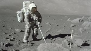 El astronauta del Apolo 17, Harrison Schmitt, recoge una muestra de la Luna en 1972.