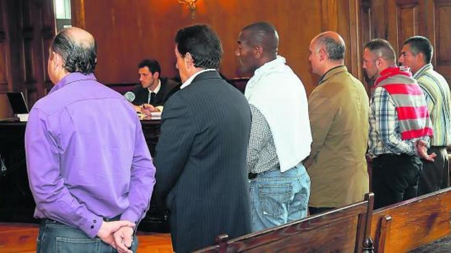 Los acusados, durante el juicio celebrado en julio en la Audiencia Provincial de Pontevedra. / rafa vázquez