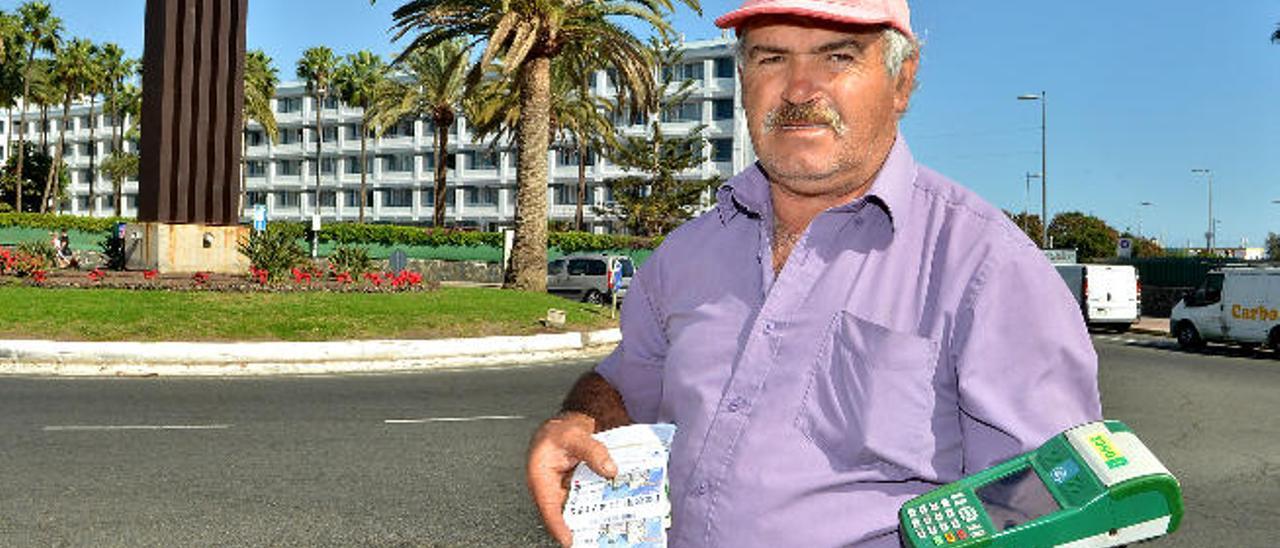 Armando Rivero, ayer en su puesto habitual de venta de cupones de la ONCE de Playa del Inglés.