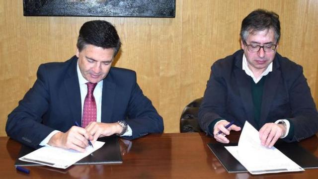 Francisco Rabuñal (e.), decano do colexio da Avogacía de Santiago; e Roberto Barcia, presidente de Unión de Artesanos, na sinatura.