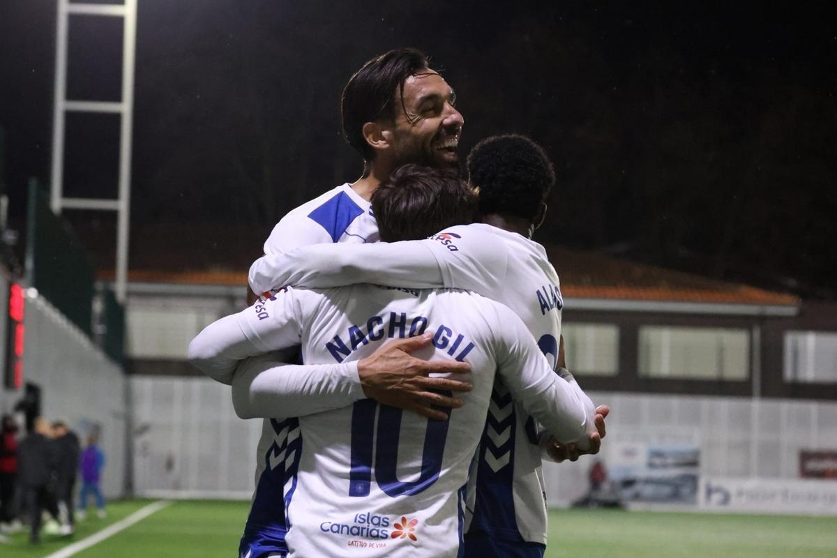 Enric y Alassan abrazan a Nacho Gil.