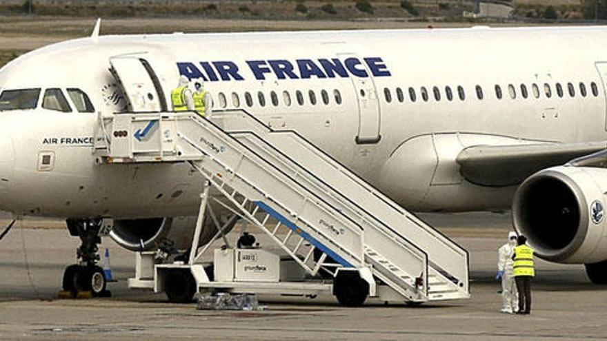 Imagen de un avión de &#039;Air France&#039; en una pista.