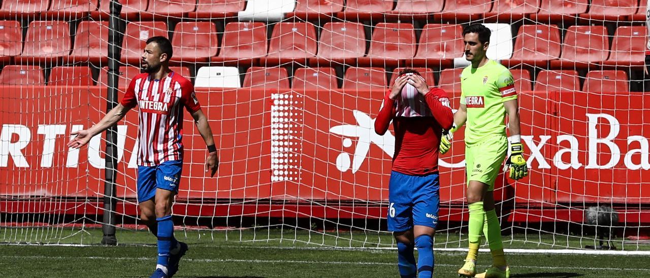 Pablo García se lamenta ante Mariño y Javi Fuego durante el Sporting-Mirandés