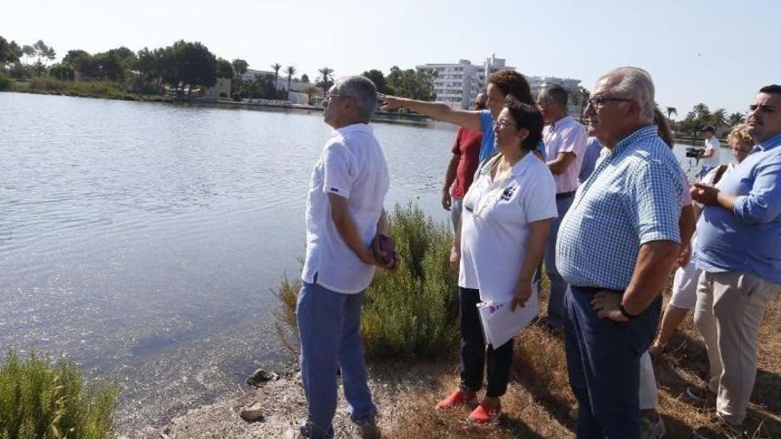 La presidenta del Consell de Mallorca, Catalina Cladera, durante la visita al entorno natural.