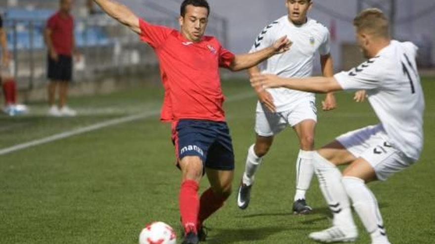 Micaló pugnant amb un jugador de l&#039;Olímpic.