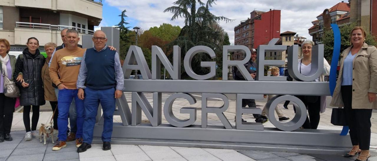 Carmen Arbesú, a la derecha, junto a las letronas, con ediles de Langreo y vecinos. | M. Á. G.