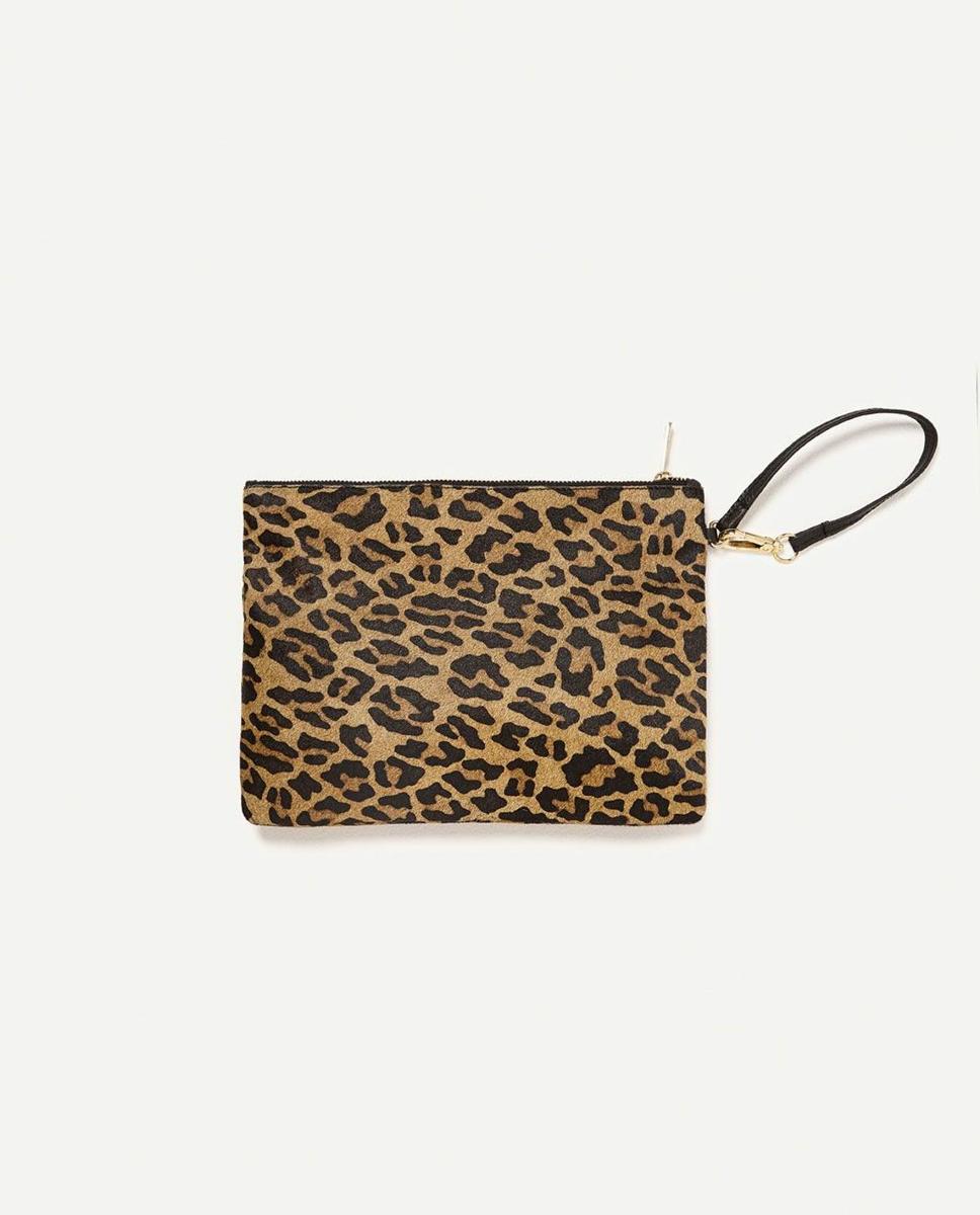 Prendas de leopardo para lucir en primavera: bolso de mano