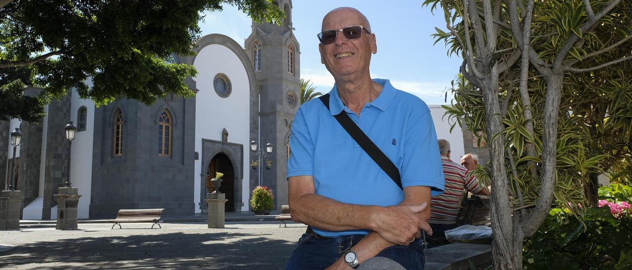 Miguel Jorge Alemán, pregonero de las fiestas, frente a la ermita de San Juan.