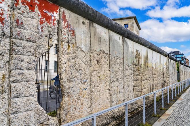 Un agujero en el Muro de Berlín