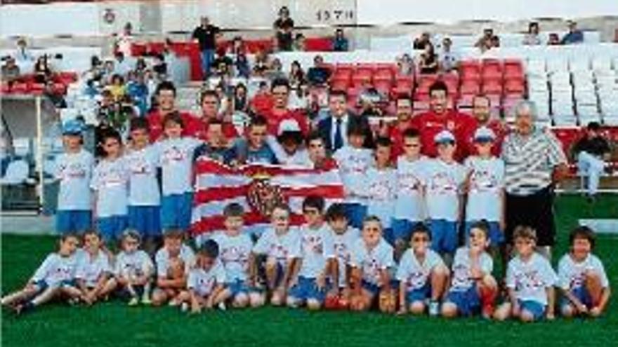 El Girona reconeix els 30 nens que han format part del Campus de Futbol del club de Montilivi