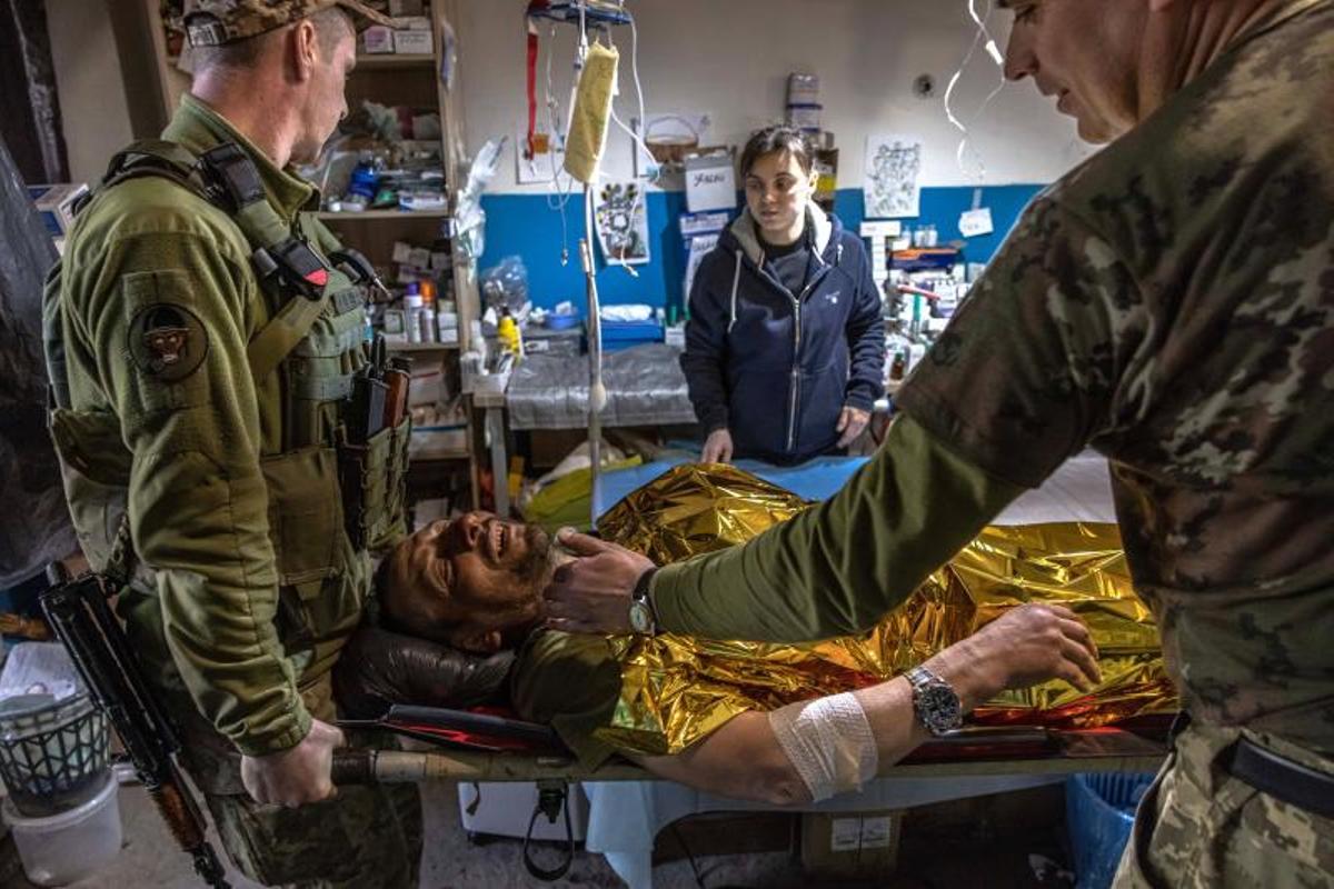 médicos militares preparan el traslado de un soldado ucraniano herido en Popasna (Lugansk) en mayo de 2022.