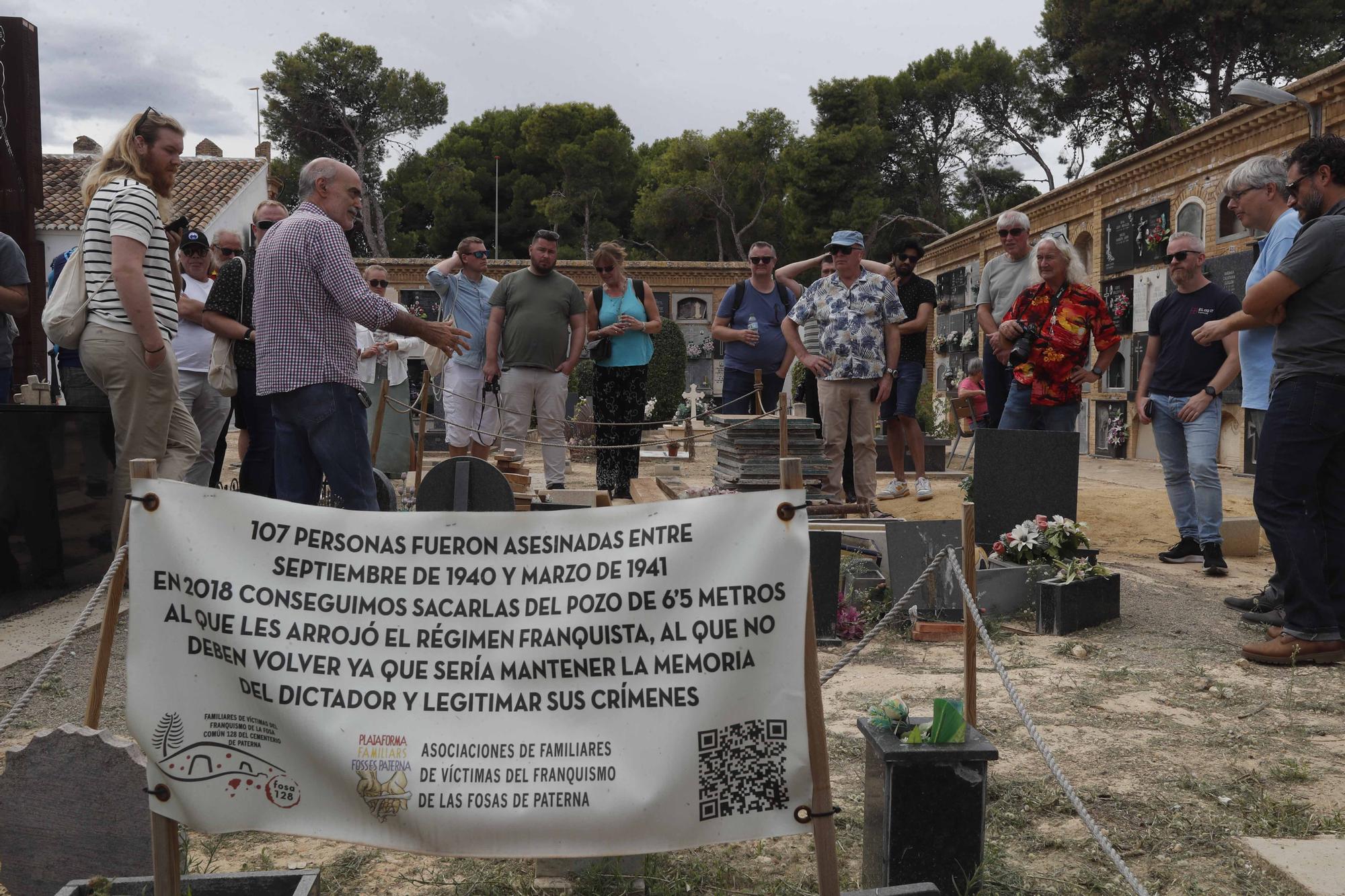 Un grupo de sindicalistas noruegos visitan las fosas de la Guerra Civil en Paterna