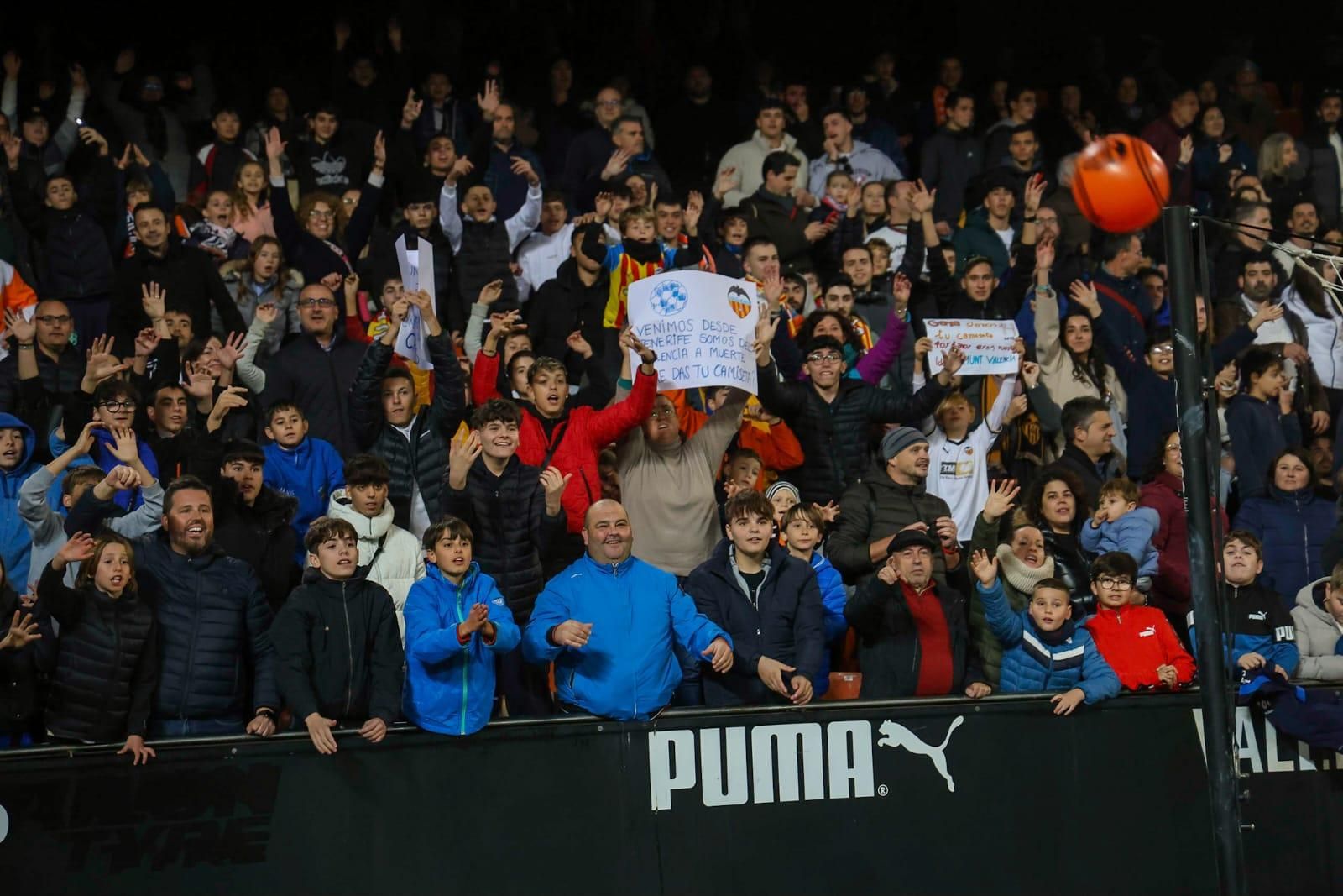 La afición se vuelca con el Valencia CF en el entrenamiento de Mestalla