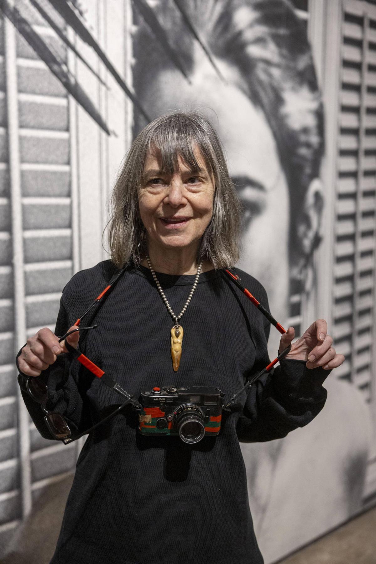 La fotoperiodista estadounidense Donna Ferrato, con su cámara Leica M6