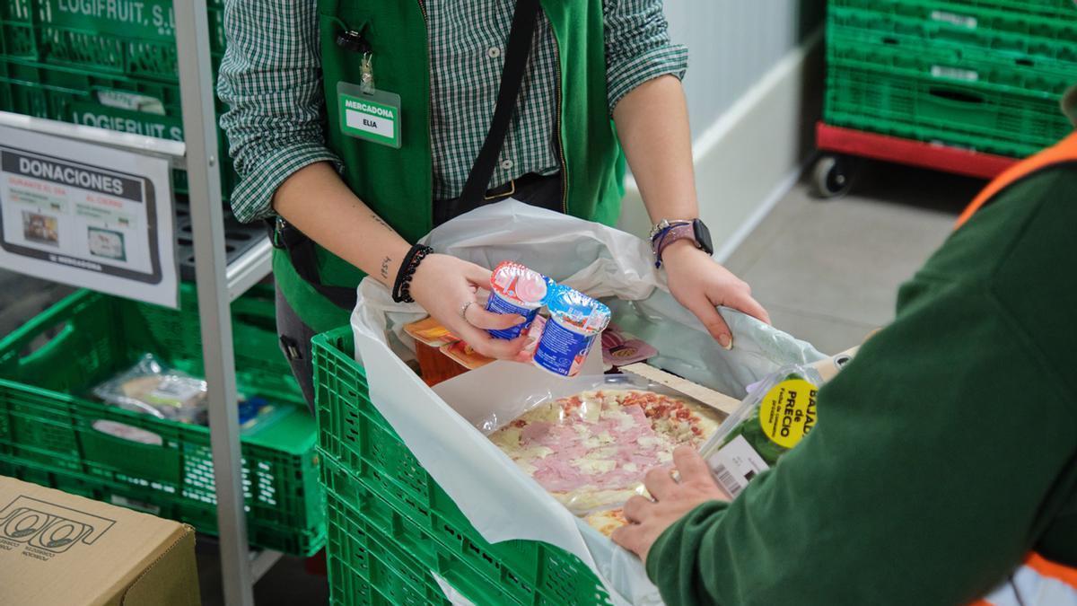 ha hecho entrega de 550 neveras y congeladores a 130 entidades sociales, consiguiendo reforzar su capacidad de almacenaje y gestión de los alimentos