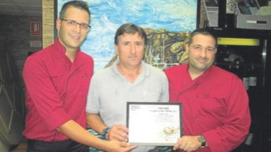 Vicente Sánchez, presidente de Hosteaguilas (centro), entrega el diploma a los representantes de Restaurante Ginés, ganadores del concurso Águilas de Tapas 2017.
